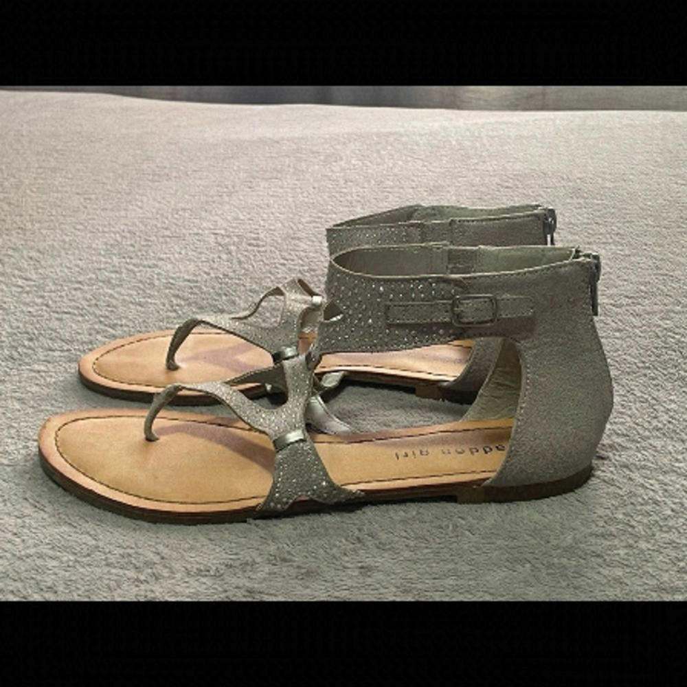 MADDEN Girl silver sparkle swing sandal size 8 M flat zip back